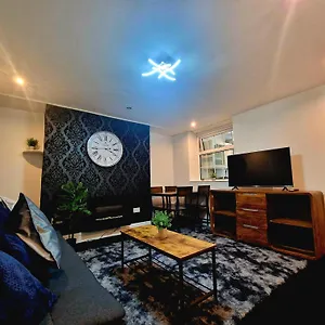  Apartment Private Courtyard In Bradford With Parking